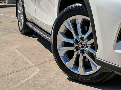 Used 2021 Toyota Highlander Limited image 9