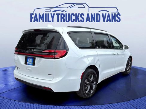 Used 2022 Chrysler Pacifica Touring-L w/ Uconnect Theater Family Group AWD/4WD image 5
