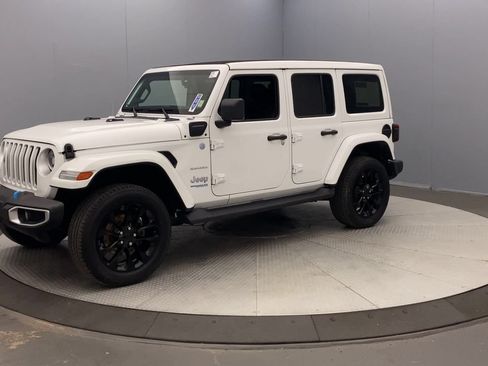 Used 2022 Jeep Wrangler Unlimited Sahara w/ Cold Weather Group AWD/4WD image 9
