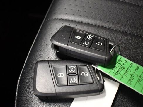 Used 2022 Volkswagen Tiguan SE R-Line image 78