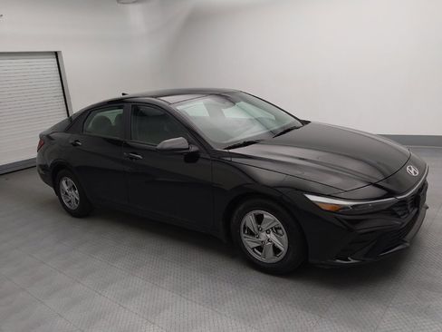 Used 2025 Hyundai Elantra SE FWD image 11
