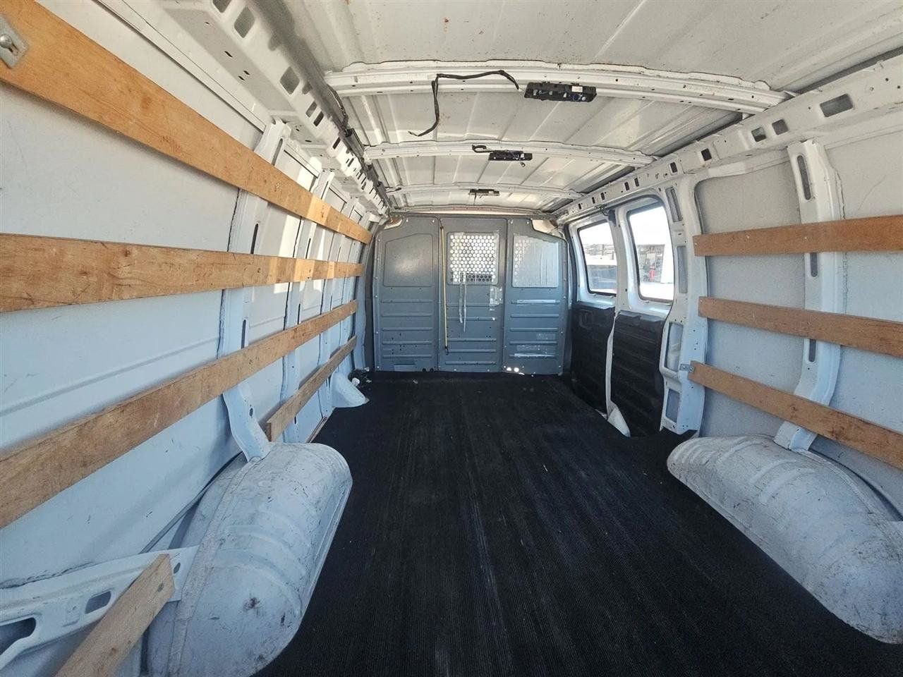 Used 2015 GMC Savana 2500 RWD image 16