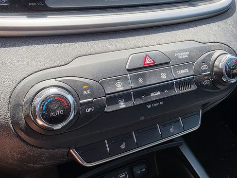 Used 2017 Kia Sorento LX w/ LX Convenience Package image 19