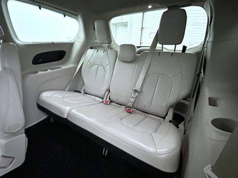 Used 2021 Chrysler Pacifica Touring-L w/ Premium & Safety Sphere Group image 19