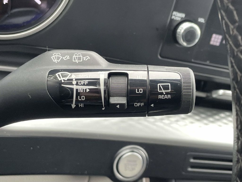 Used 2024 Kia Carnival LX FWD image 23