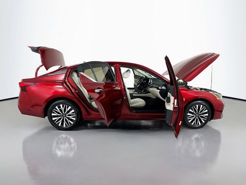 Used 2025 Nissan Altima 2.5 SV FWD image 22