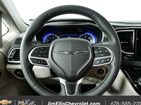 Used 2024 Chrysler Pacifica Touring-L FWD image 9