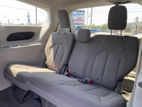 Used 2020 Chrysler Voyager LX FWD image 15