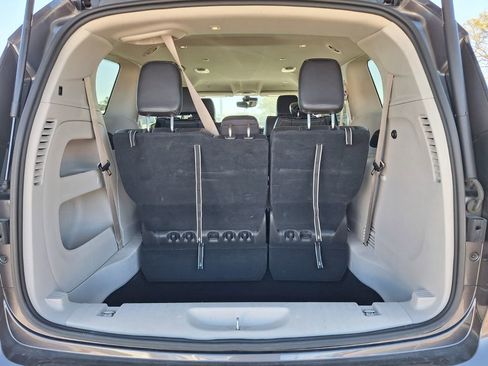 Used 2023 Chrysler Pacifica Touring-L image 24