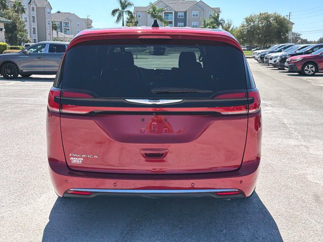 Used 2025 Chrysler Pacifica Select FWD image 4