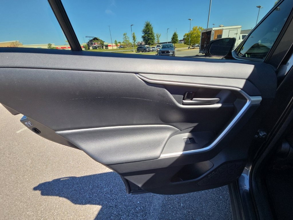 Used 2020 Toyota RAV4 LE FWD image 14