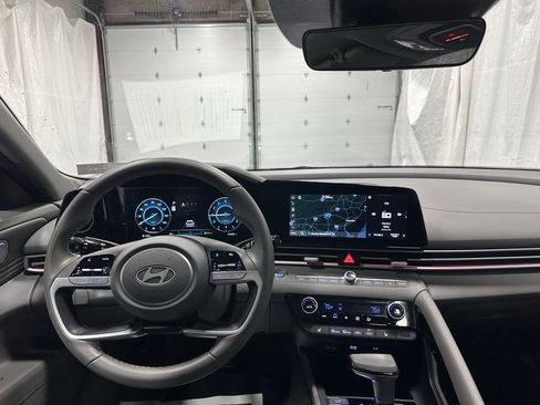 Used 2025 Hyundai Elantra SEL w/ Cargo Package image 16