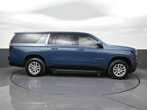 Used 2025 Chevrolet Suburban LS RWD image 6
