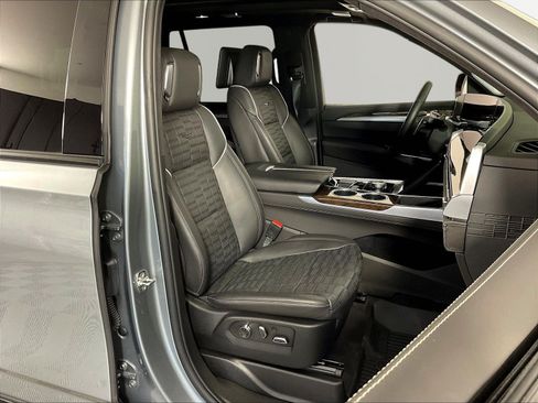 Certified 2025 Cadillac Escalade Sport Platinum w/ LPO, ONYX Package AWD/4WD image 30