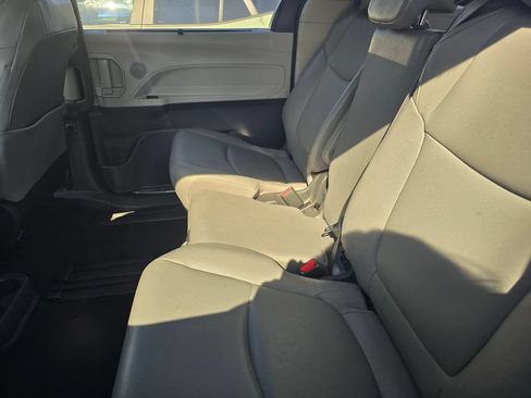 Used 2024 Toyota Sienna XLE FWD image 24