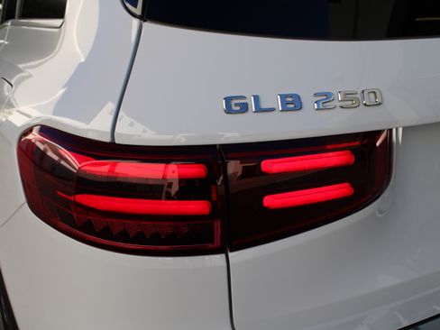 Used 2025 Mercedes-Benz GLB 250 4MATIC image 14
