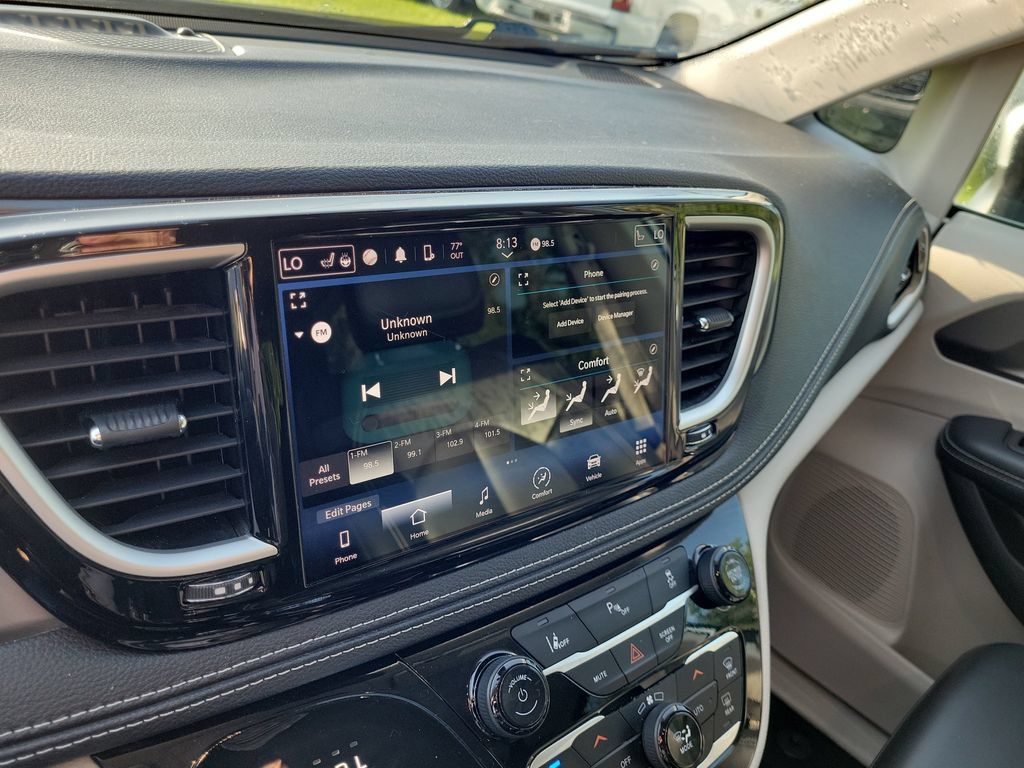 Used 2023 Chrysler Pacifica Touring-L FWD image 34
