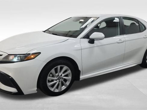 Used 2024 Toyota Camry SE FWD image 2