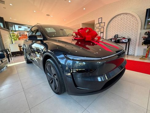 Used 2026 Tesla Model Y AWD image 3