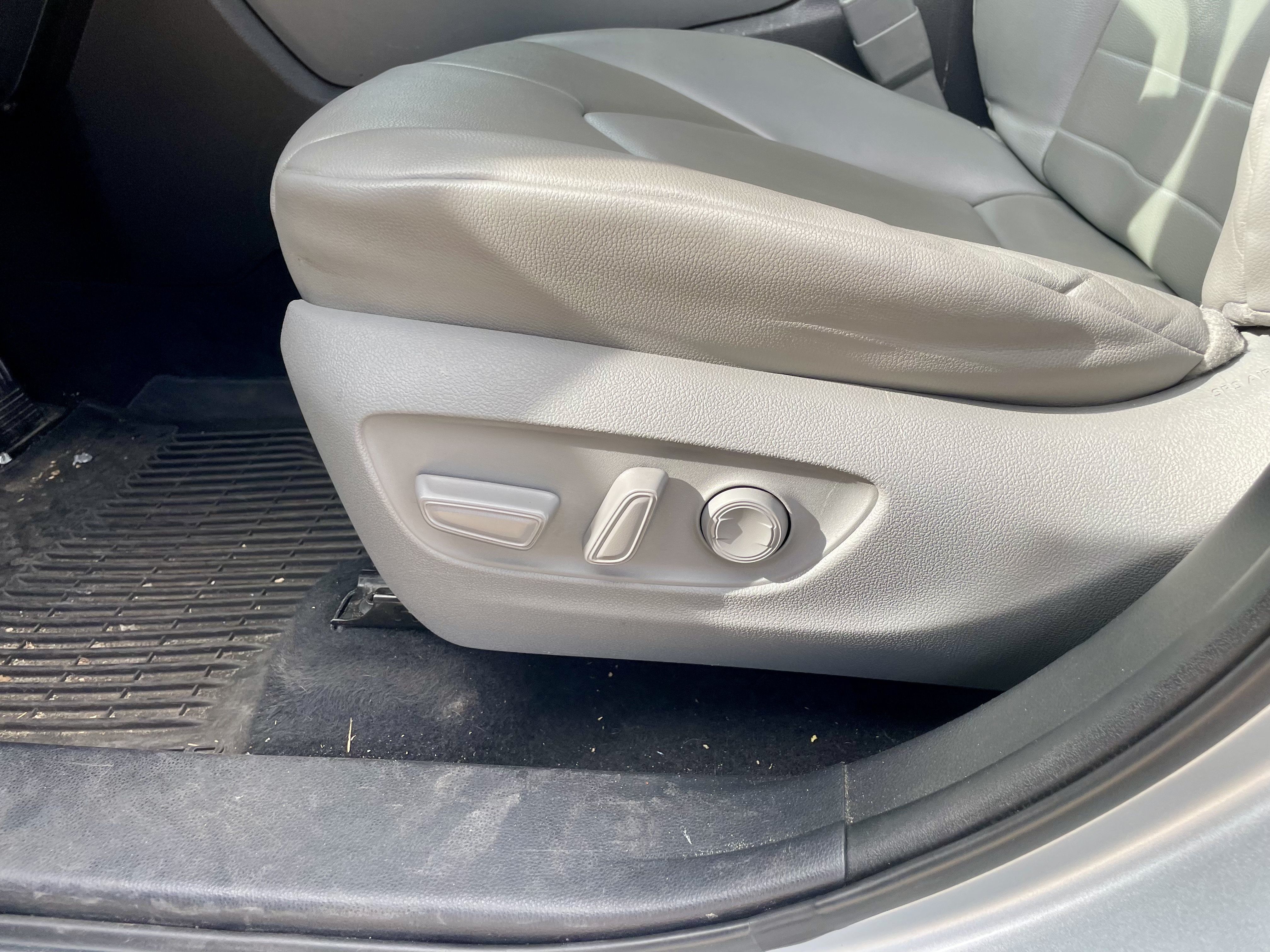 Used 2021 Toyota Highlander XLE AWD/4WD image 14