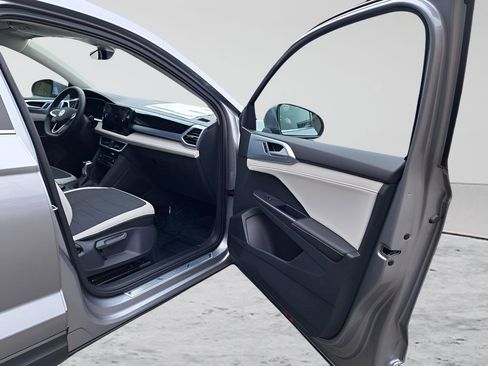 New 2025 Volkswagen Taos SE AWD/4WD image 17