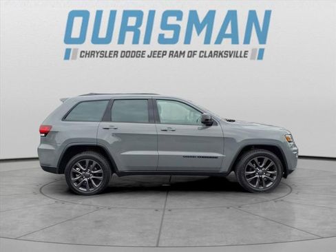 Used 2019 Jeep Grand Cherokee Laredo image 2