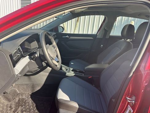 Used 2025 Volkswagen Jetta SE w/ Sunroof Package image 9