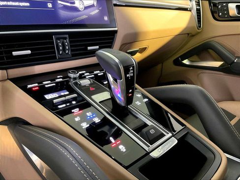 Certified 2022 Porsche Cayenne Turbo AWD/4WD image 17