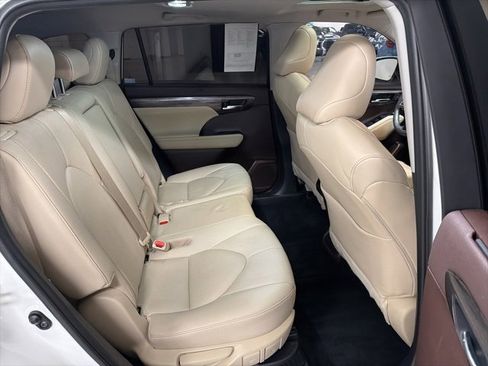 Certified 2021 Toyota Highlander Limited image 12