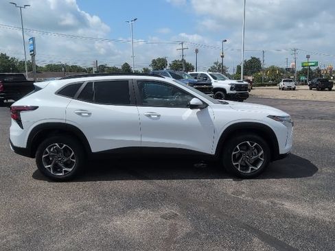 Used 2024 Chevrolet Trax LT w/ Sunroof Package FWD image 9