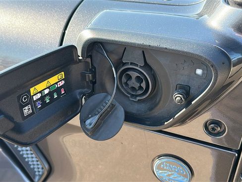 Used 2025 Jeep Wrangler Sahara image 12