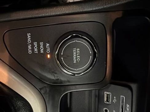 Used 2015 Jeep Cherokee Latitude w/ Cold Weather Group AWD/4WD image 27