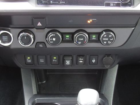 Certified 2019 Toyota Tacoma TRD Sport w/ Technology Package AWD/4WD image 29