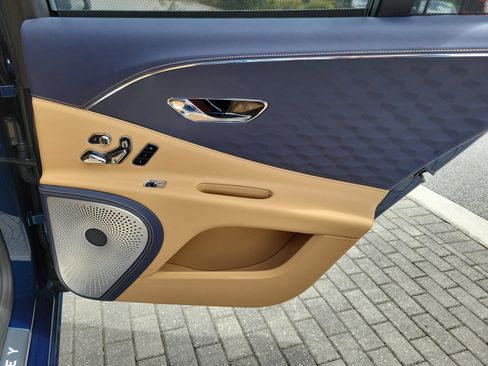 Used 2025 Bentley Flying Spur Plug-In Hybrid AWD/4WD image 31