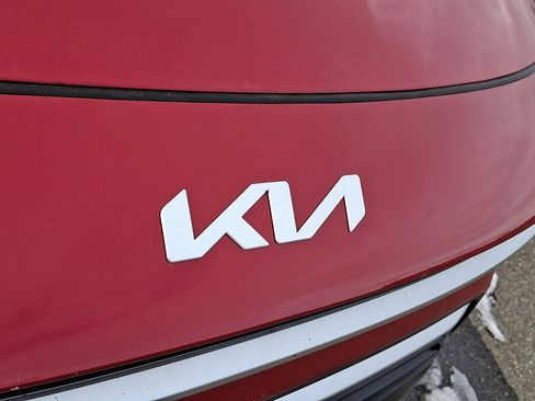 Used 2024 Kia Niro EX image 6