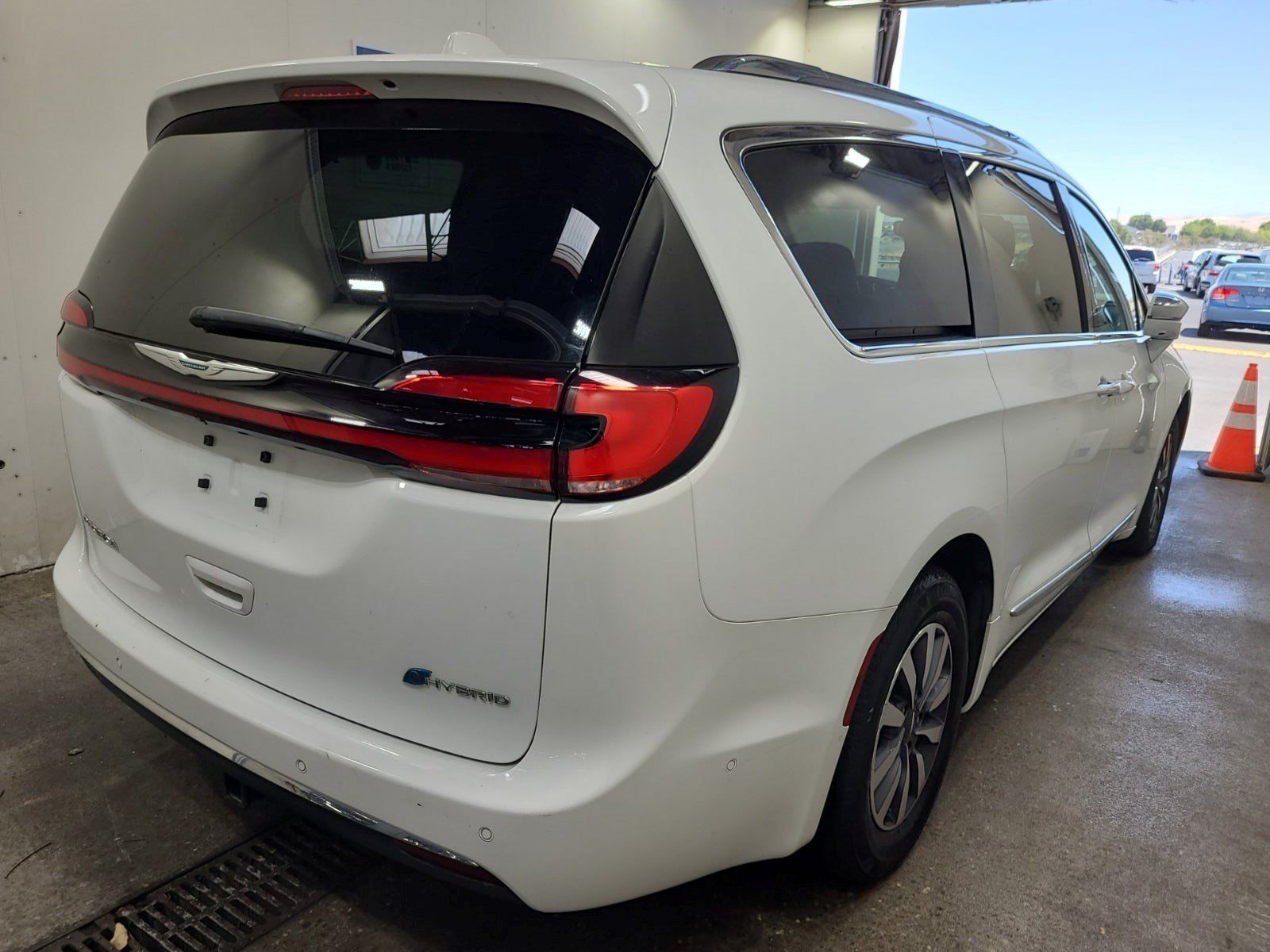 Used 2021 Chrysler Pacifica Limited w/ Uconnect Theater Family Group FWD image 6