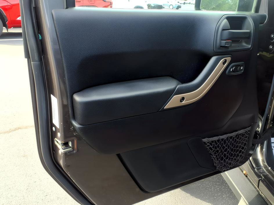 Used 2016 Jeep Wrangler Unlimited Sahara AWD/4WD image 14