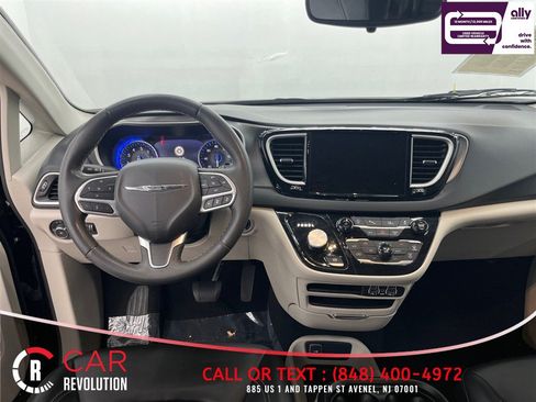 Used 2023 Chrysler Pacifica Touring-L FWD image 44