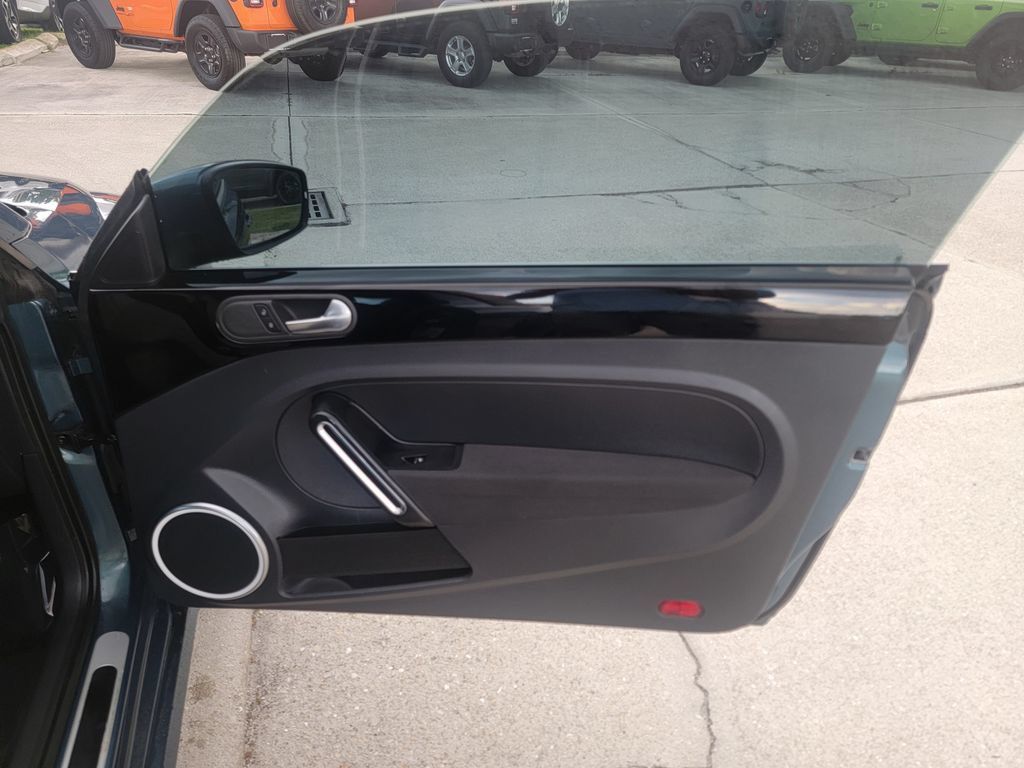 Used 2018 Volkswagen Beetle 2.0T FWD image 13