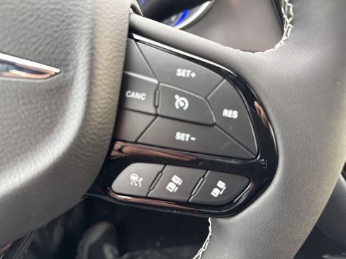 New 2026 Chrysler Pacifica Select image 13