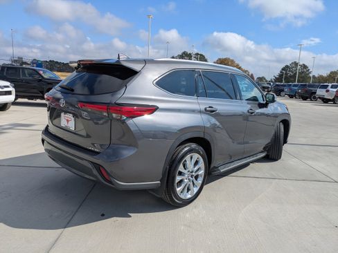Certified 2022 Toyota Highlander Limited image 7