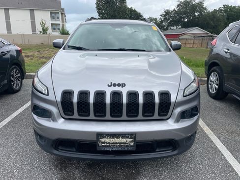 Used 2018 Jeep Cherokee Latitude w/ Altitude Package FWD image 14