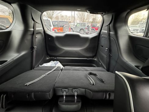 New 2023 Chrysler Pacifica Limited w/ Uconnect Theater Family Group image 37