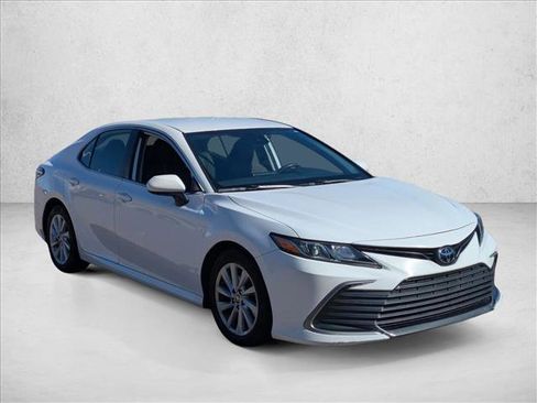 Used 2022 Toyota Camry LE image 3