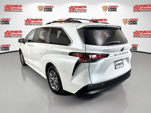 Used 2022 Toyota Sienna XLE w/ XLE Plus Package FWD image 2