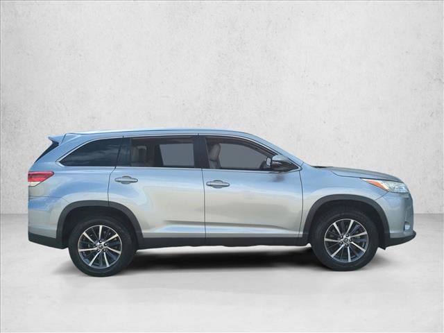 Used 2019 Toyota Highlander XLE FWD image 4