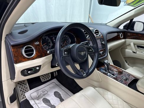 Used 2017 Bentley Bentayga image 26