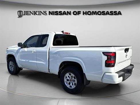 Used 2024 Nissan Frontier SV image 15