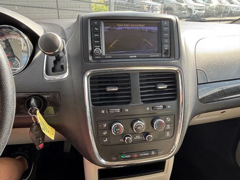 Used 2018 Dodge Grand Caravan SE w/ UConnect Hands-Free Group FWD image 11