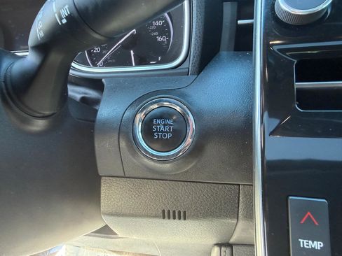 Used 2019 Toyota Avalon XSE image 25